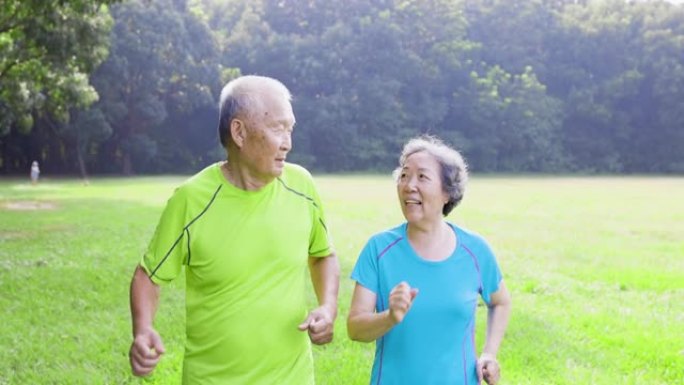 亚洲老年夫妇在自然公园慢跑