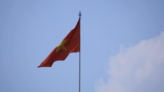 一面越南国旗后面的蓝天远射