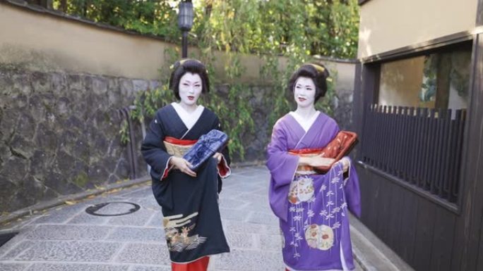 艺妓妇女走在京都Gion的街道上