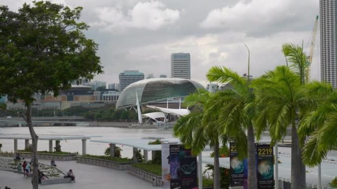 阴天新加坡城市著名滨海湾剧院步行桥慢动作全景4k