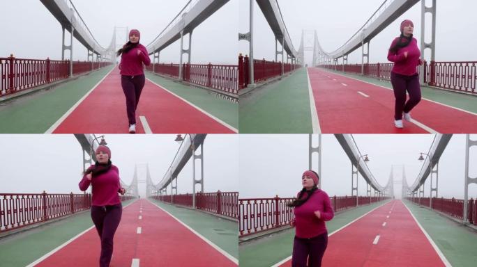 年轻胖乎乎的高加索女孩在桥上奔跑。前镜头慢动作。紫色套装
