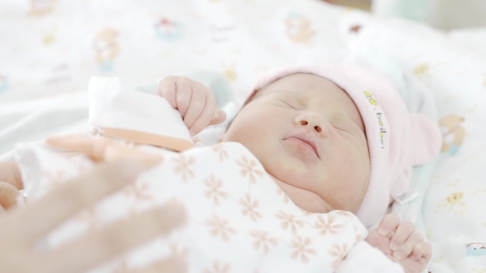 4k国内医院刚出生的婴儿升格画面