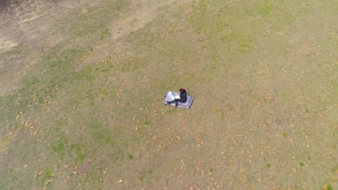 女子无人机在中秋草地上的飞行阅读