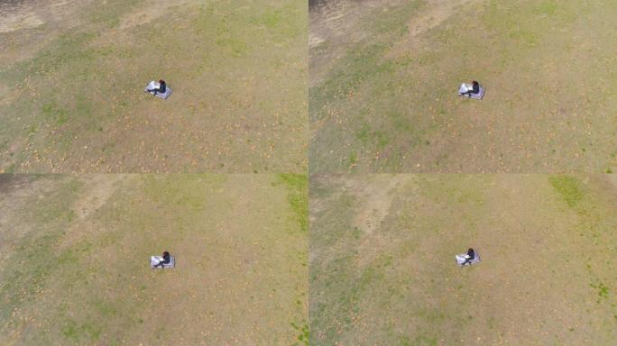 女子无人机在中秋草地上的飞行阅读