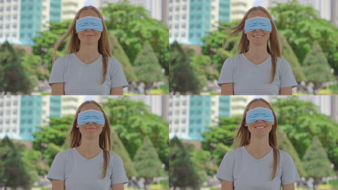 一个年轻女子站在街道上。她以错误的方式戴着医用口罩。她的面具没有遮住她的嘴，而是遮住了她的眼睛。错误