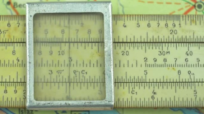 复古计算尺滑杆，用于旧地图上的数学计算