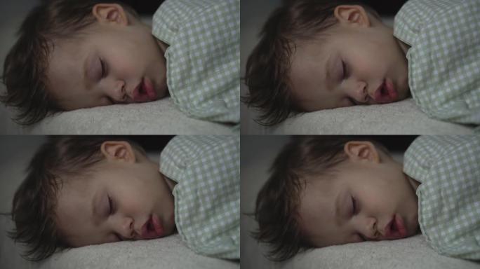 放松，甜蜜的梦，童年，家庭概念-紧密的特写小2岁学龄前未成年学步湿男婴睡在白色的床上，在午餐时间睡眠
