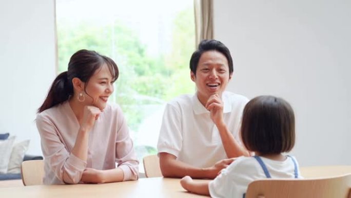 亚洲家庭在家聊天家庭在家聊天
