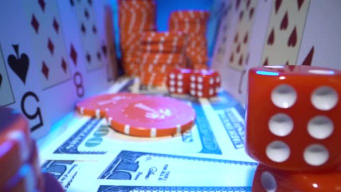 玩扑克的超级宏镜头。扑克牌，美元，筹码，红色骰子特写。垂直滑动摄像机