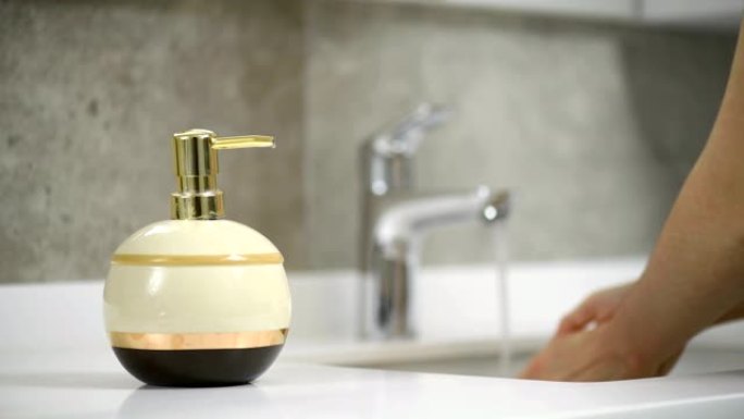 洗手用手倒入肥皂-4k分辨率