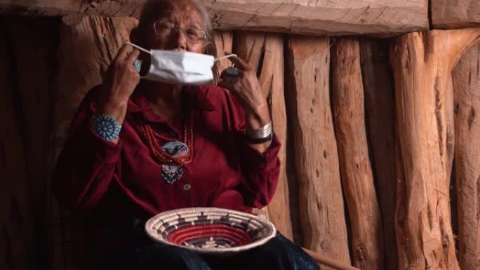 戴口罩的纳瓦霍族妇女