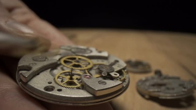 钟表匠的工作，钟表匠正在修理机械表