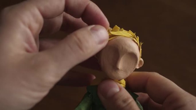 用粘土和纸制成的小雕像男孩小王子