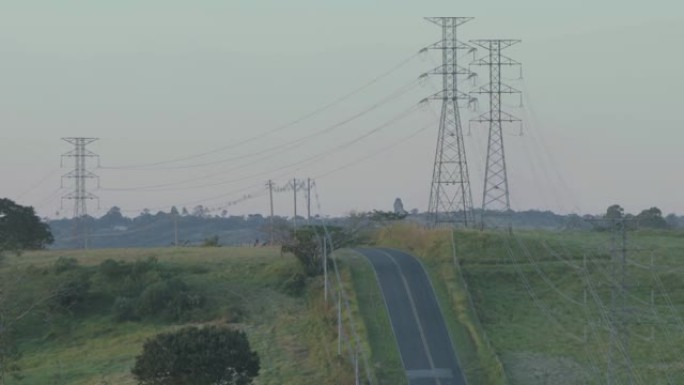 巴西圣保罗国际电联日落时分输电塔旁的道路