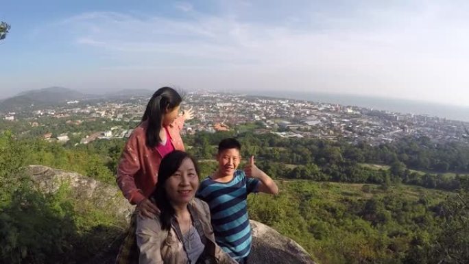 幸福的亚洲家庭，单身母亲和孩子一起在山景城，生活方式理念上自拍。