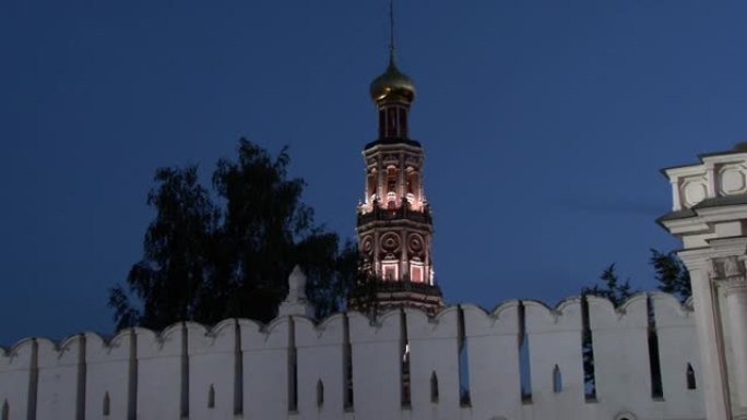 莫斯科的一座红色教堂，金色的穹顶映衬着夜晚的蓝天。