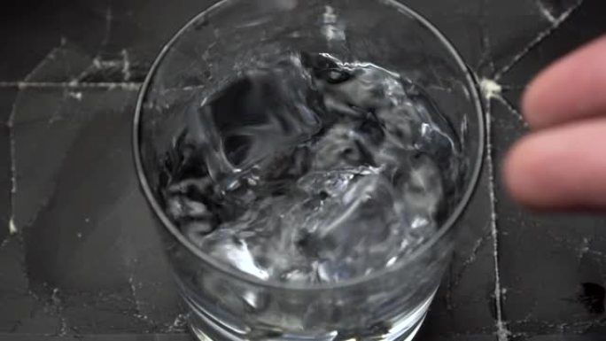 将冰块掉落到装有清水或酒精的玻璃杯中，并在玻璃杯中飞溅和旋转