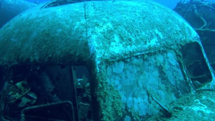 海底两螺旋桨飞机残骸的驾驶舱