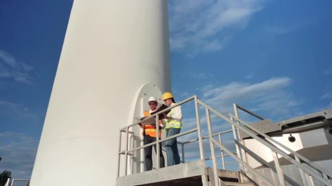 两名工程师讨论反对风电场
