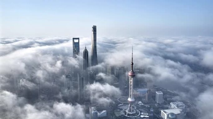 4K: 中国浓雾中上海天际线的鸟瞰图