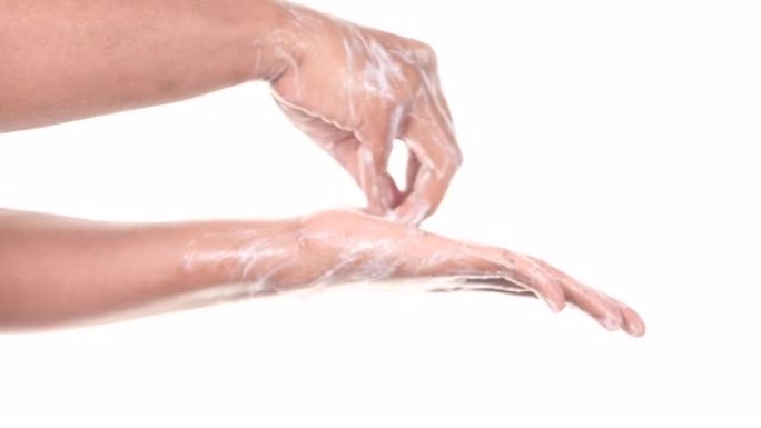 年轻人用肥皂洗手，温水隔离在白色