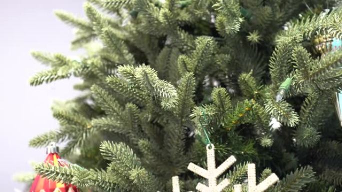 百货公司的圣诞装饰品。圣诞树是绿色的。从上到下倾斜击球。