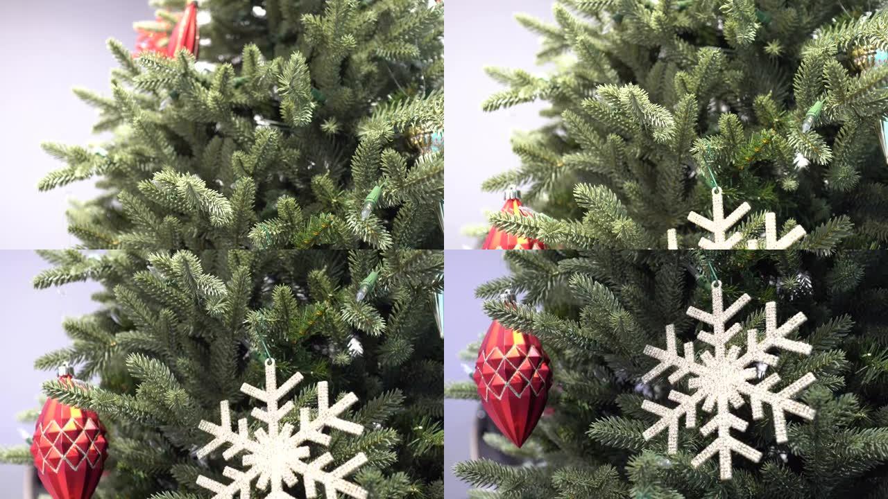 百货公司的圣诞装饰品。圣诞树是绿色的。从上到下倾斜击球。