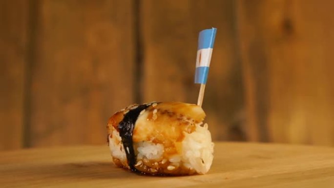 寿司配上鱼、米饭、海藻和阿根廷小旗，在木制转盘上旋转。