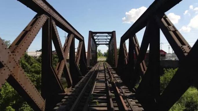 废弃的铁路桥无人机飞越乡村旧印第安纳波利斯