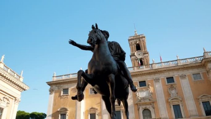 在意大利罗马历史悠久的市中心，米开朗基罗的坎皮多里奥广场上，Senatorio宫和马可·奥里留骑马雕