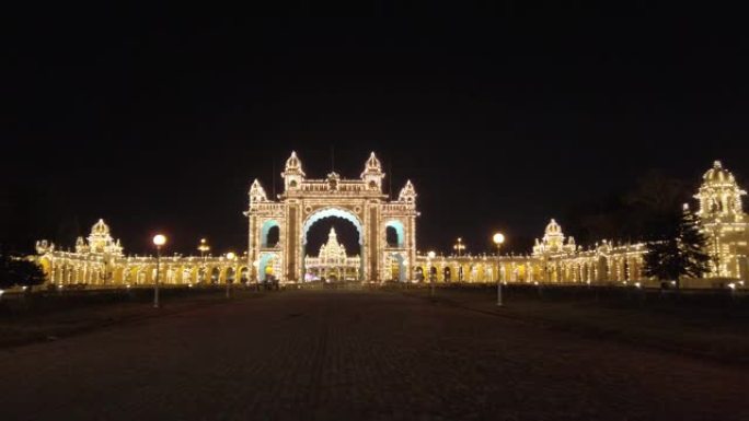 在印度卡纳塔克邦的达萨拉节上，著名的国家地标迈索尔·安巴维拉斯宫的戏剧性夜景被照亮。