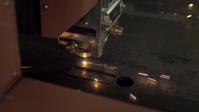 金属的激光切割。具有强大发光光束的工业机器会切割一块厚的金属板。工厂的金属加工。工业制造中用于切割金