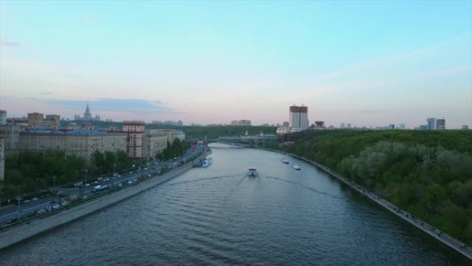 俄罗斯日落天空莫斯科河畔著名高尔基公园空中全景4k