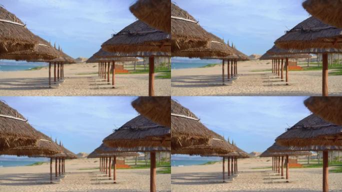 由天然材料制成的一排排沙滩伞
