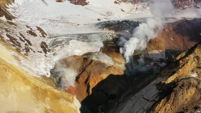 活跃的Mutnovsky火山火山口中的喷气孔