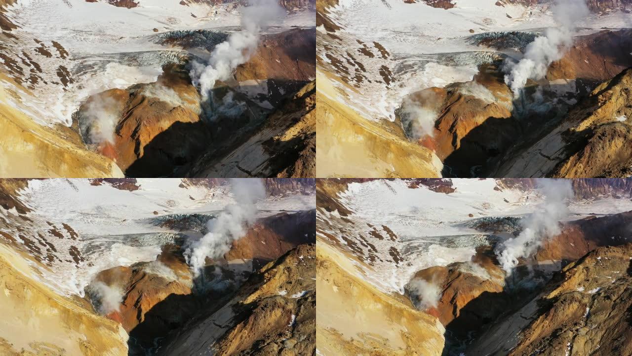 活跃的Mutnovsky火山火山口中的喷气孔