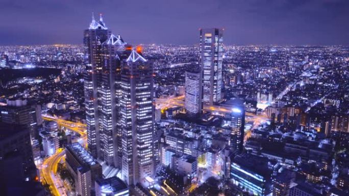 新宿的夜景衬砌着摩天大楼