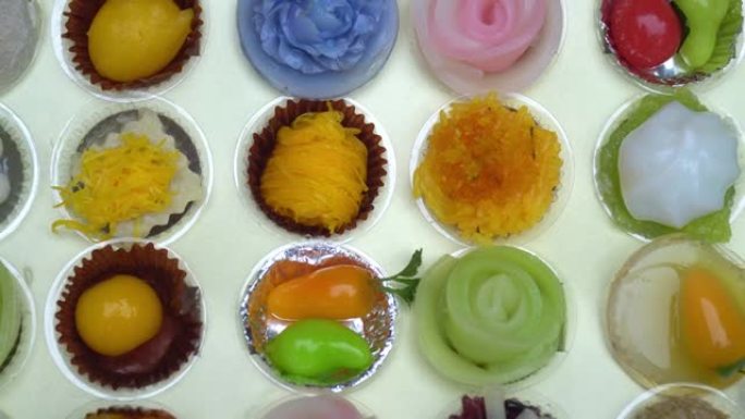 纸盒中丰富多彩的泰国甜点组合的特写俯视图。
