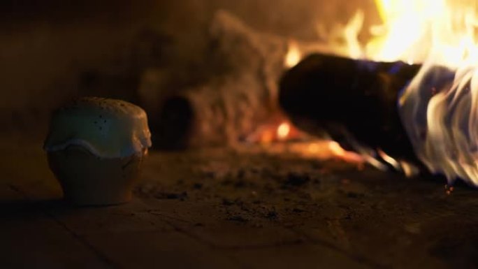 用陶罐或传统的土耳其或东方菜肴中的蔬菜烤肉在炉膛中通过明火煮熟。特写，东方美食