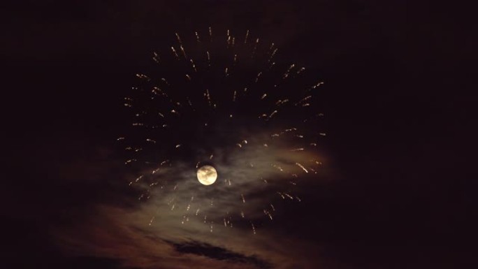 独立日之夜，戏剧性的天空满月与烟花的美好假期