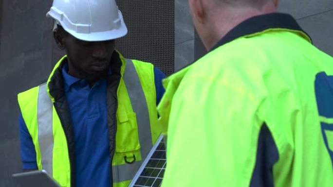 工程师和技术人员讨论检查太阳能电池更换电源
