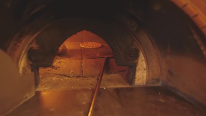 烧柴、比萨饼和长皮的砖烤箱。意大利火烤披萨