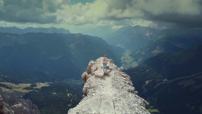 在意大利Dolomites的Piz Boe山顶飞过的女人