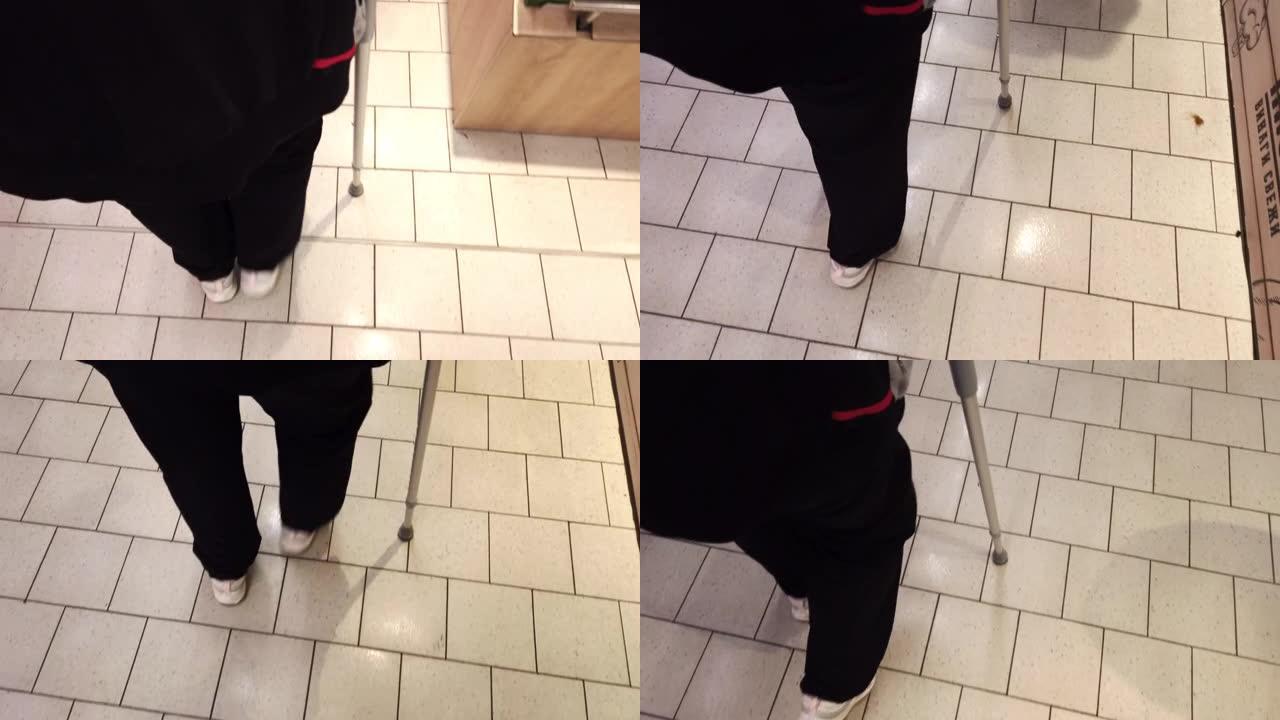 残疾妇女带着拐杖在超市散步