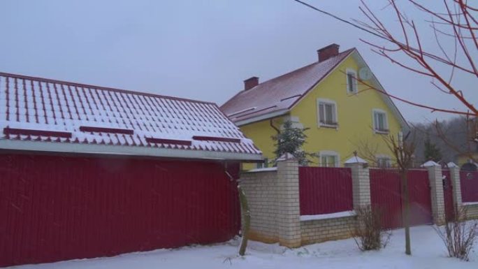 小屋的外墙在冬天，阴天下大雪。