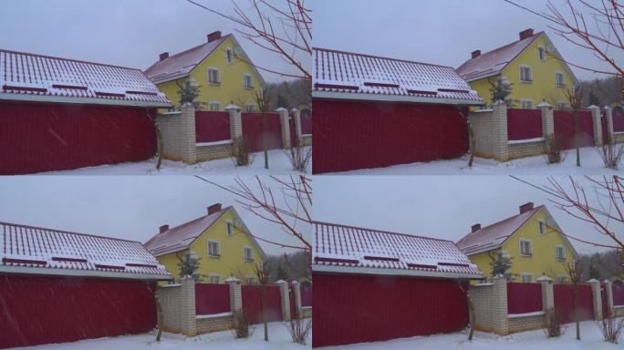 小屋的外墙在冬天，阴天下大雪。
