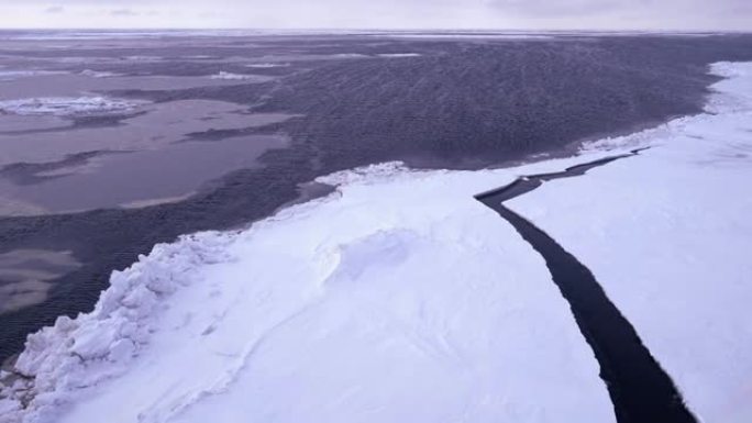 破冰船航行穿过北冰洋