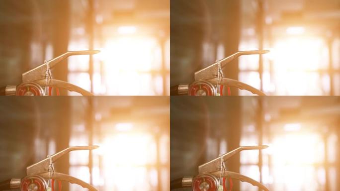 公共场所的灭火器。阳光的动画。缩小镜头。主题在左边。