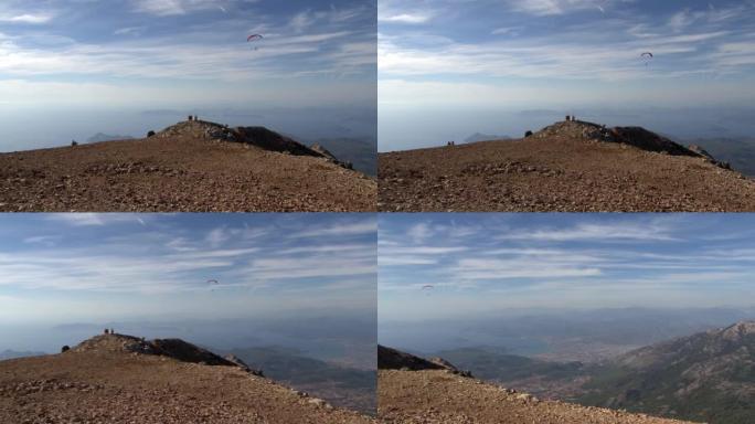 在费蒂耶市附近的土耳其巴巴达格山滑翔伞。