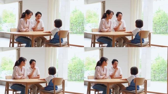 亚洲家庭在家聊天一家三口父女和女儿视频素